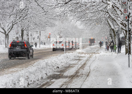 Montréal, CA - 14 mars 2018 : la circulation sur la rue Rachel en hiver Tempête Banque D'Images