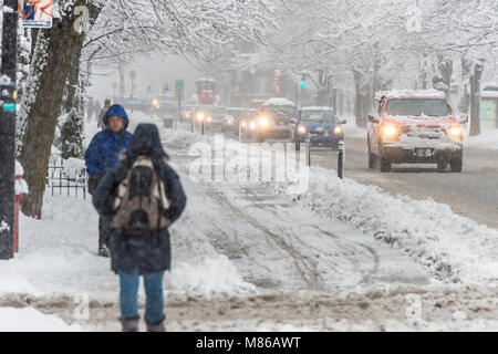 Montréal, CA - 14 mars 2018 : la circulation sur la rue Rachel en hiver Tempête Banque D'Images