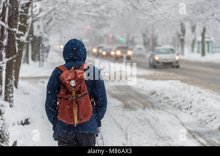 Montréal, CA - 14 mars 2018 : la circulation sur la rue Rachel en hiver Tempête Banque D'Images