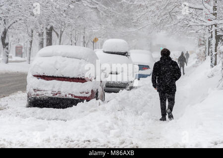 Montréal, CA - 14 mars 2018 : rue de la ville et des voitures couvertes de neige pendant la tempête Banque D'Images