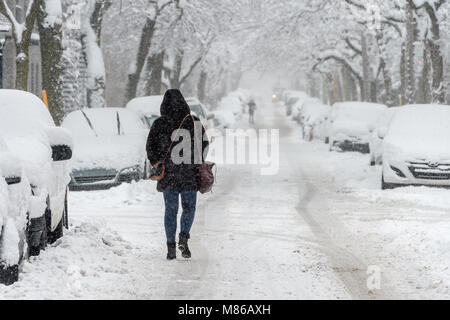 Montréal, CA - 14 mars 2018 : rue de la ville et des voitures couvertes de neige pendant la tempête Banque D'Images