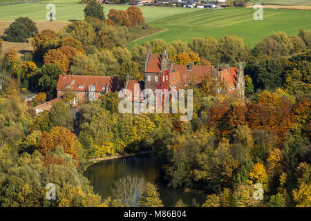 Vue aérienne, château Heessen dans les feuilles d'automne, internat, château à douves, Hamm, Ruhr, Rhénanie du Nord-Westphalie, Allemagne, Europe, les oiseaux-lunettes vie Banque D'Images