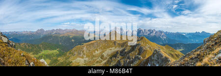 Magnifique panorama, large vue depuis le sommet, haut.de montagne, Alpes italiennes, une visibilité parfaite sur les forêts et sommets incroyables, la vallée ci-dessous. Banque D'Images