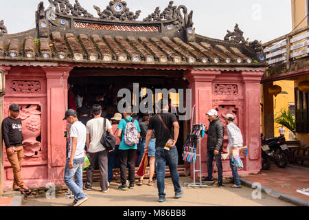 Chùa Cầu visiteurs se pressent dans le pont japonais, un pont en bois sculpté 18e siècle qui comprend une salle de culte, à Hoi An, Vietnam Banque D'Images