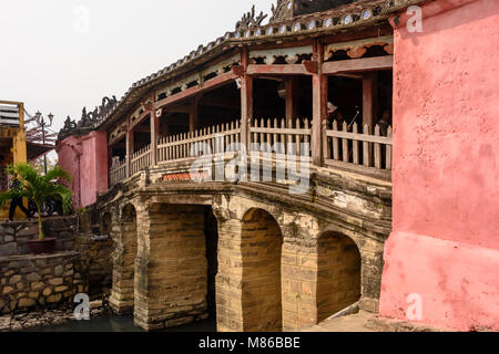 Chùa Cầu pont japonais, un pont en bois sculpté 18e siècle qui comprend une salle de culte, à Hoi An, Vietnam Banque D'Images