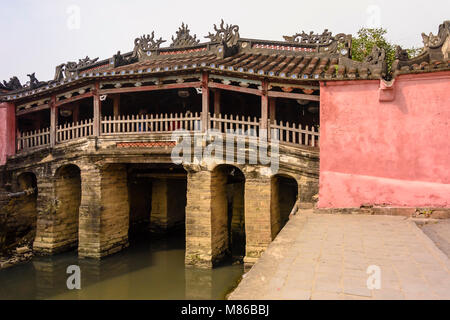 Chùa Cầu pont japonais, un pont en bois sculpté 18e siècle qui comprend une salle de culte, à Hoi An, Vietnam Banque D'Images