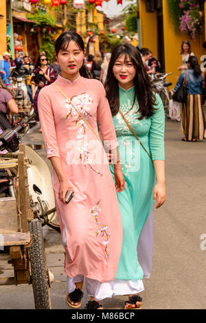 Deux jeunes femmes vietnamiennes portant de longues robes traditionnelles à Hoi An, Vietnam Banque D'Images