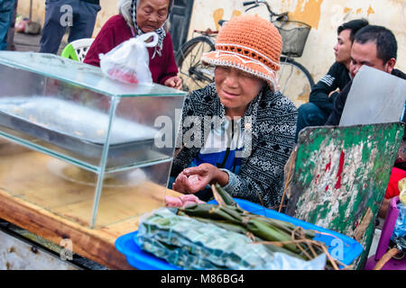 Une femme prépare des aliments de rue dans la région de Hoi An, Vietnam Banque D'Images