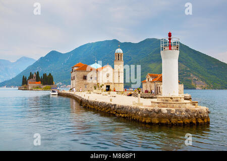 Notre Dame de l'église et le phare des roches sur petite île dans la baie de Kotor, Monténégro, près de la ville de Perast Banque D'Images