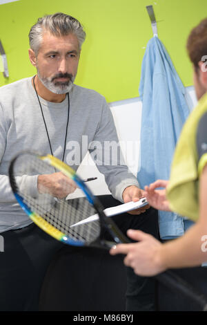 Entraîneur de tennis professionnel parlant à tenis player Banque D'Images