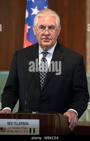 La secrétaire d'État Rex Tillerson prononce une allocution lors d'une conférence de presse conjointe avec le Président nigérian disponibilité à Muhammadu Buhari l'Aso Rock Villa Présidentielle le 12 mars 2018 à Abuja, Nigeria. Peu après Tillerson a été congédié par le Président Donald Trump par tweet. Banque D'Images
