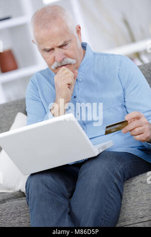 Man l'achat sur internet inquiète de la piraterie Banque D'Images