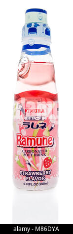 Winneconne, WI - 27 Février 2018 : une bouteille d'Kinura Ramune boisson gazeuse à saveur de fraise sur un fond isolé. Banque D'Images