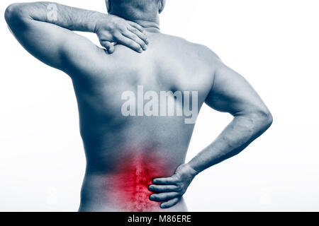 La douleur dans la colonne vertébrale. Jeune homme chauve sports physique est titulaire d'un malade sur un arrière-plan blanc isolé. Fracture de la colonne vertébrale Banque D'Images