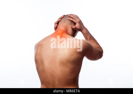 La douleur dans le cou. Jeune homme chauve sports physique est titulaire d'un malade sur un arrière-plan blanc isolé. Fracture du cou. Banque D'Images