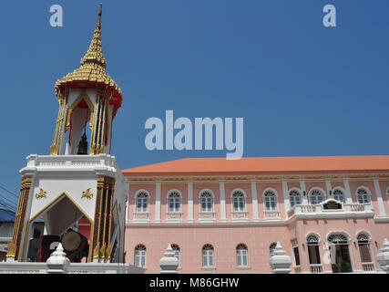 Wat Chai Mongkon, Pattaya, Thaïlande, la Tour du Temple Doré, toit pointu, Bell, le tambour, le Golden Enblem, ornements d'or, Temple Building, Styl Néo-baroque Banque D'Images