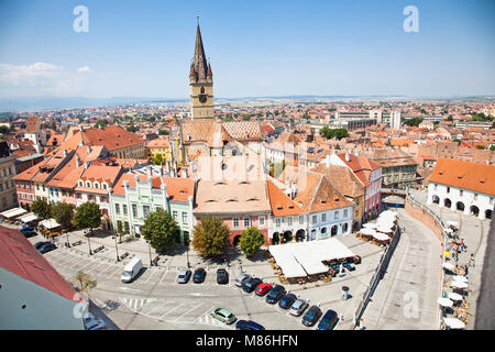 L'architecture historique de la cathédrale de l'église luthérienne et tour et d'autres vieux bâtiments autour de la Piata Mica (petit carré) à Sibiu, Transylvanie, Roumanie . Banque D'Images