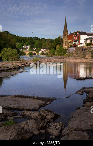 La ville de Llangollen avec reflets dans la rivière Dee sur un soir d'été Banque D'Images