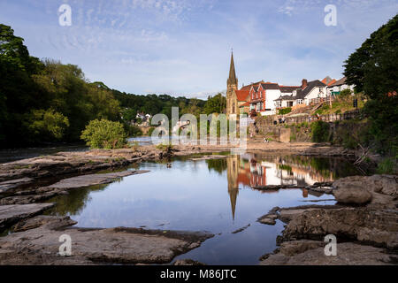 La ville de Llangollen avec reflets dans la rivière Dee sur un soir d'été Banque D'Images