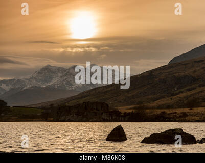 Llyn Mymbyr et Snowdon en hiver avec la neige sur les hauts sommets, Snowdonia, le Nord du Pays de Galles Banque D'Images