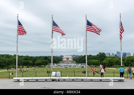 Lincoln Memorial et des drapeaux américains vue de la base du Monument de Washington à Washington DC, capitale des USA Banque D'Images