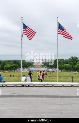 Lincoln Memorial et des drapeaux américains vue de la base du Monument de Washington à Washington DC, capitale des USA Banque D'Images