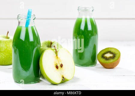 Smoothie vert pomme Jus de fruits frais fruits kiwi Banque D'Images