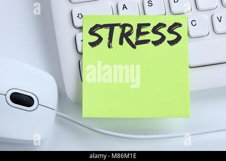 Le stress a souligné l'épuisement au travail d'affaires décontractée de la souris clavier ordinateur concept Banque D'Images
