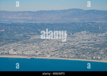 Vue aérienne de la zone de Santa Monica et le centre-ville de Los Angeles avec des montagnes Banque D'Images
