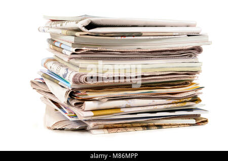 Pile de vieux journaux et magazines sur un fond blanc. Banque D'Images