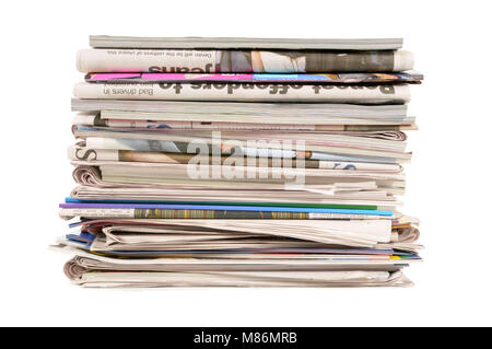 Pile de vieux journaux et magazines sur un fond blanc. Banque D'Images