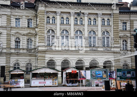 Novi Sad, Serbie. 08 février, 2017. Hôtel de ville de Novi Sad. Les lumières de Noël et des boutiques. Place de la Liberté (Trg Slobode) Banque D'Images