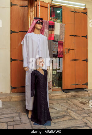 Des vêtements traditionnels vendus sur le souk, Deira, Dubaï, Émirats Arabes Unis Banque D'Images