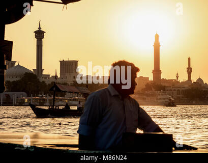 Abra bateaux sur la Crique de Dubaï au coucher du soleil, Dubaï, Émirats Arabes Unis Banque D'Images