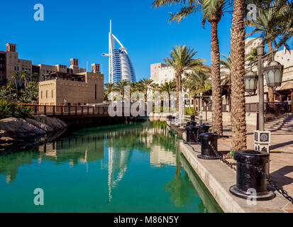 Medinat Jumeirah et hôtel de luxe Burj Al Arab, Dubaï, Émirats Arabes Unis Banque D'Images