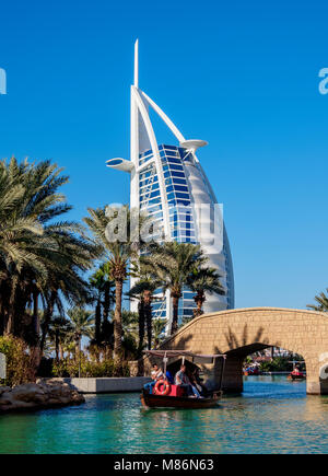 Medinat Jumeirah et hôtel de luxe Burj Al Arab, Dubaï, Émirats Arabes Unis Banque D'Images