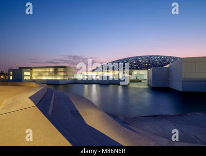 Musée du Louvre, au crépuscule, Abu Dhabi, Émirats Arabes Unis Banque D'Images