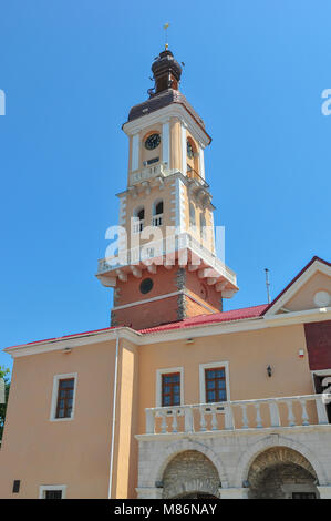 Hôtel de ville de Kamenets Podolsky en Ukraine. L'Hôtel de Ville de Kamenetz-Podolsk a été construite sur la place centrale de la vieille ville au 14e siècle et est consi Banque D'Images