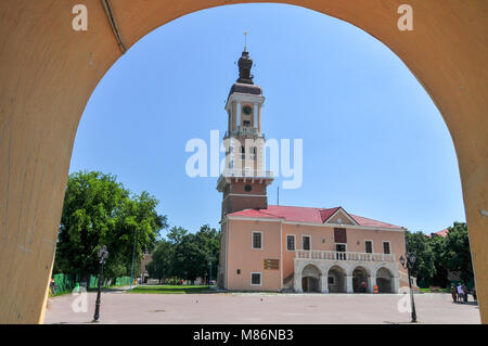 Hôtel de ville de Kamenets Podolsky en Ukraine. L'Hôtel de Ville de Kamenetz-Podolsk a été construite sur la place centrale de la vieille ville au 14e siècle et est consi Banque D'Images