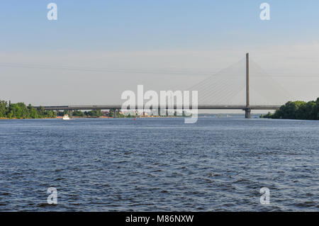 Pivdennyi (Sud) Pont sur le Dniepr à Kiev, Ukraine. C'est le pont le plus haut dans l'Ukraine. Banque D'Images