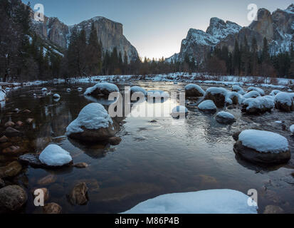 Vue d'El Capitan au lever du soleil à partir de la rive de l'eau Banque D'Images