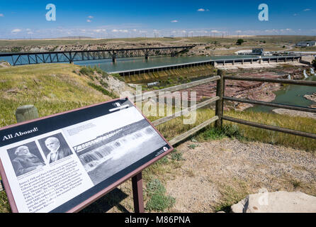 Rainbow Falls et barrage, train trestle derrière, Rivière Missouri à Great Falls, Montana, USA, avec photo historique de Rainbow Falls avant le barrage a été construit Banque D'Images