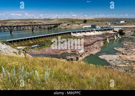 Rainbow Falls et barrage, train trestle construit en 1901 derrière, sur la rivière Missouri à Great Falls, Montana, USA Banque D'Images