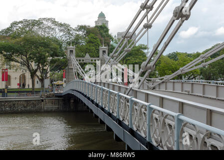 Cavenagh Pont sur Marina Bay et la rivière Singapour, au centre-ville de Singapour Banque D'Images