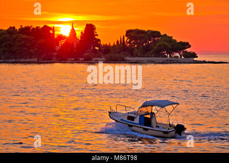 Mausolée de Supetar et petit bateau au coucher du soleil vue, île de Brac, Dalmatie, Croatie Banque D'Images