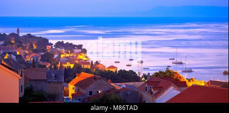 Ville de Bol sunrise waterfront vue panoramique, île de Brac, Croatie Banque D'Images