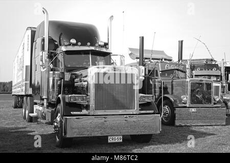 ALAHARMA, FINLANDE - le 11 août 2017 : les camions Peterbilt classiques classique sur l'affichage sur Power Truck Show 2017. Banque D'Images