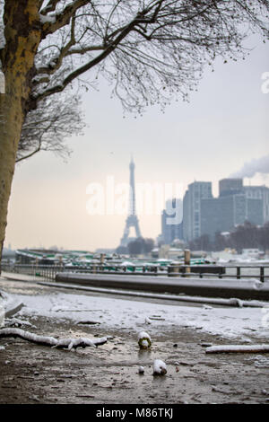 Horizon de la ville dans la neige, Paris, France Banque D'Images