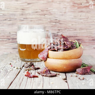 Arrachées de la viande séchée, la vache, le cerf, bête sauvage ou de viande séchée dans bols en bois sur une table rustique, selective focus Banque D'Images