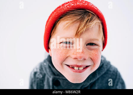 Portrait of a smiling boy with freckles Banque D'Images